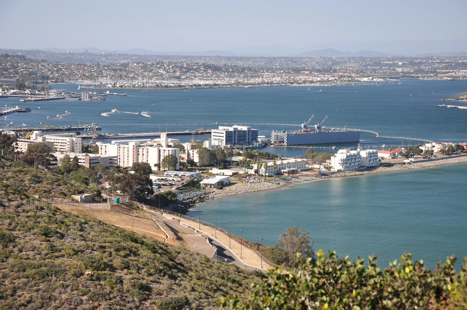 Ryan seeks Skip Tyler's expertise in submarines scene in The Hunt for Red October