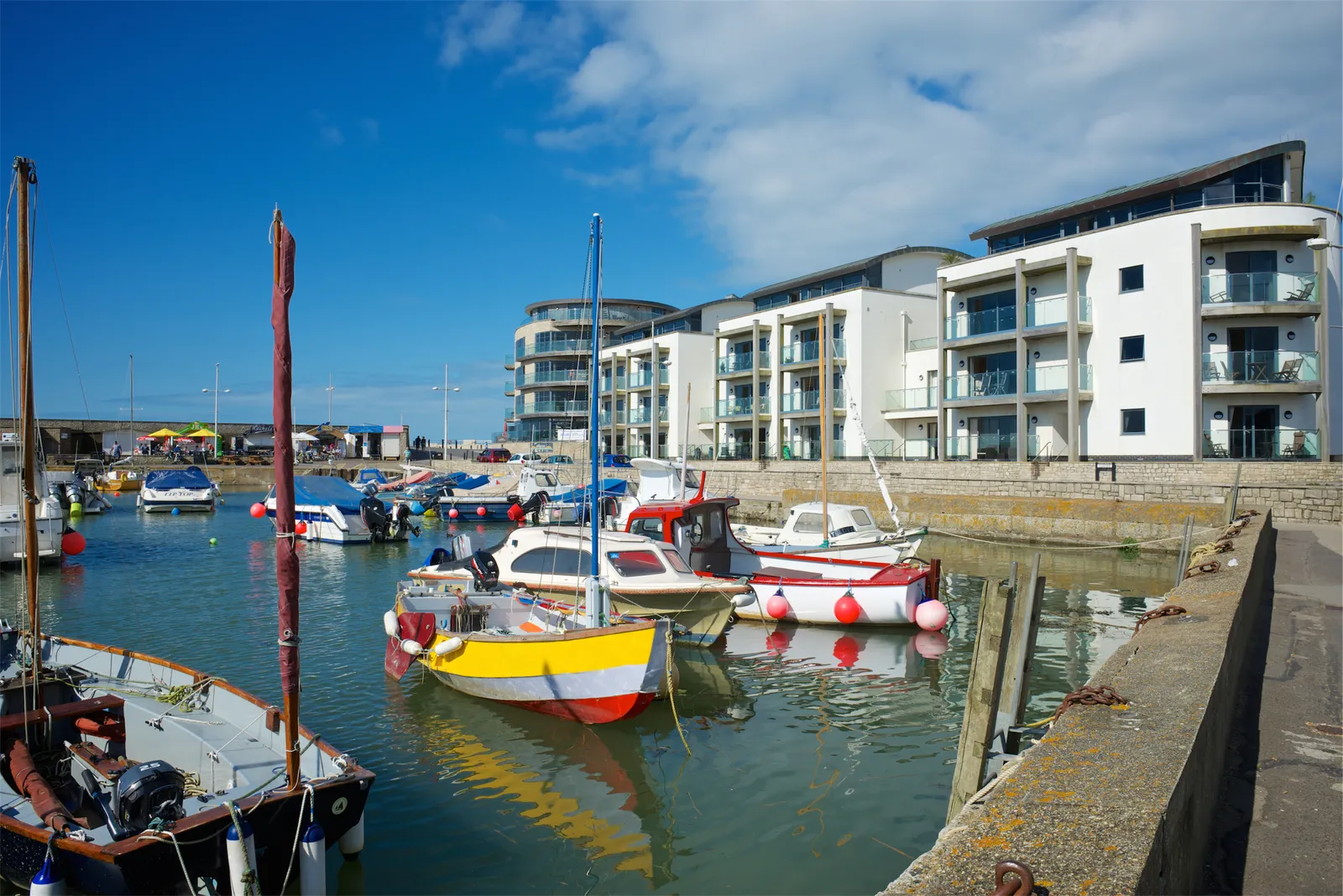 Miller invites Hardy for a family dinner scene in Broadchurch