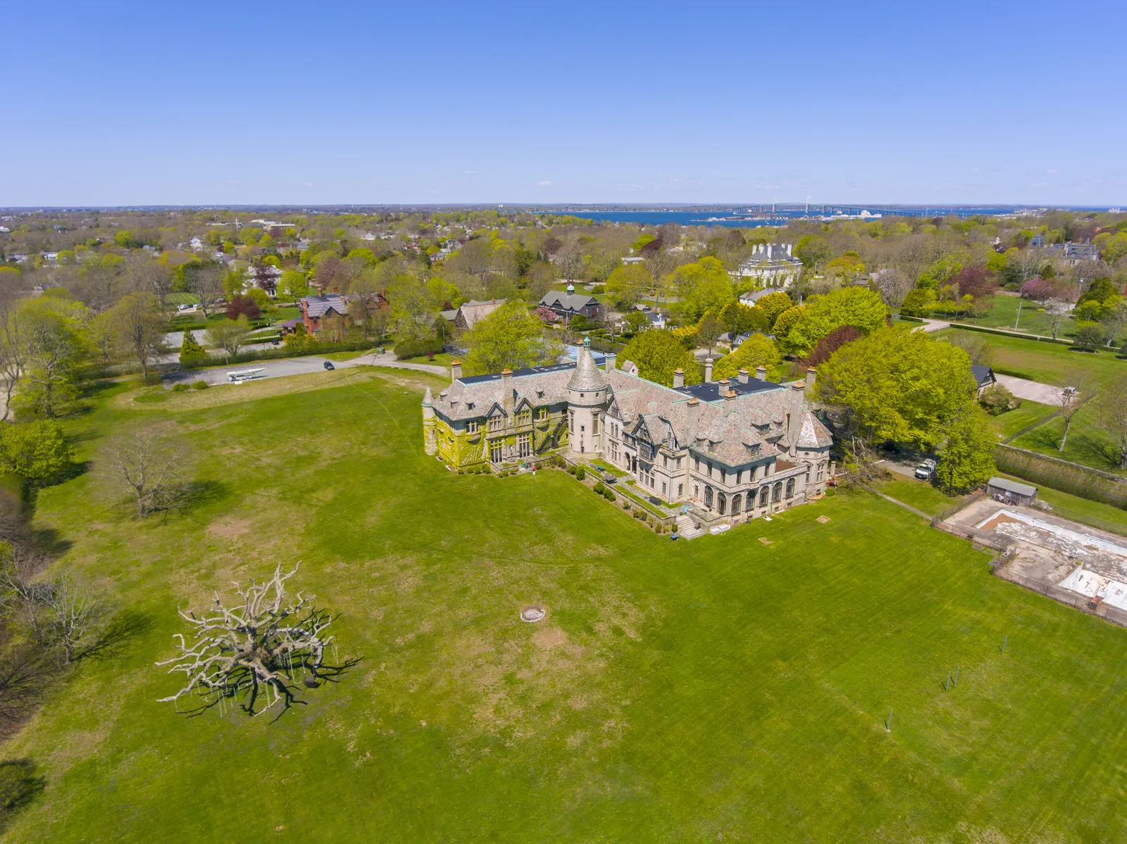 Victoria arrives at Collinwood Manor scene in Dark Shadows