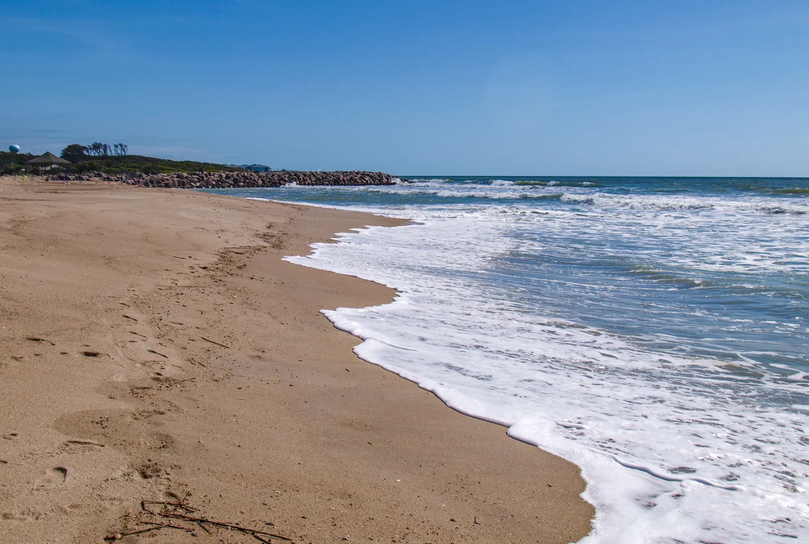 Alex and Katie take the Kids to the Beach Scene in Safe Haven