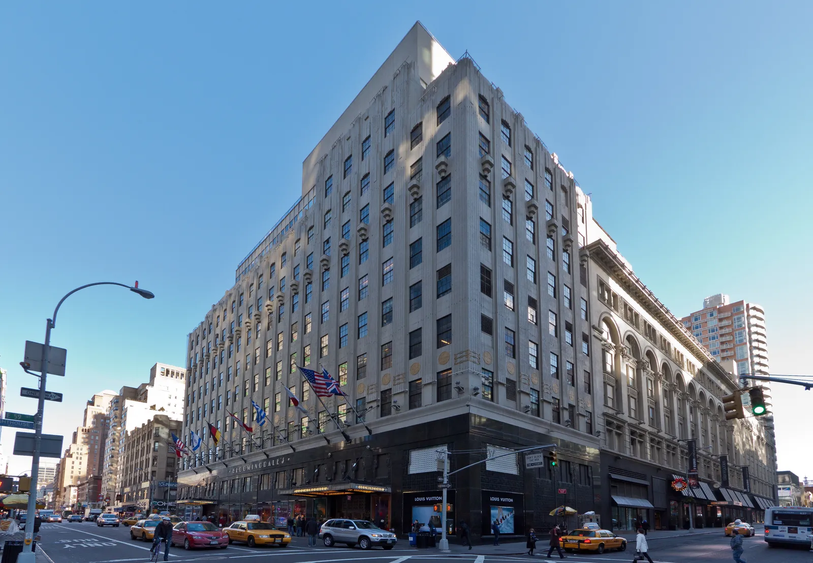 John and Sara shopping for black cashmere gloves scene in Serendipity