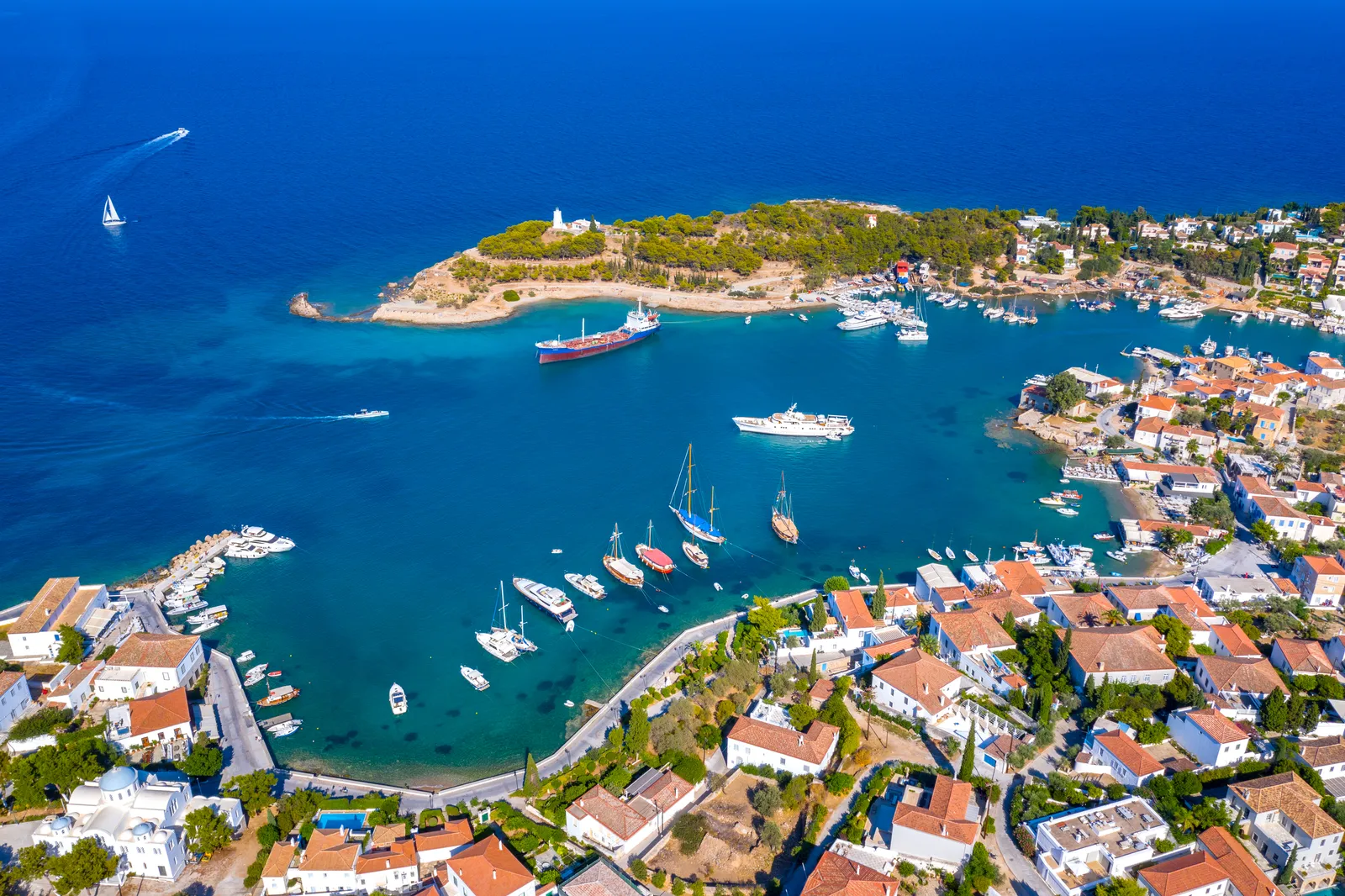 Leda sings and dances with Lyle at the resto-club scene in Lost Daughter