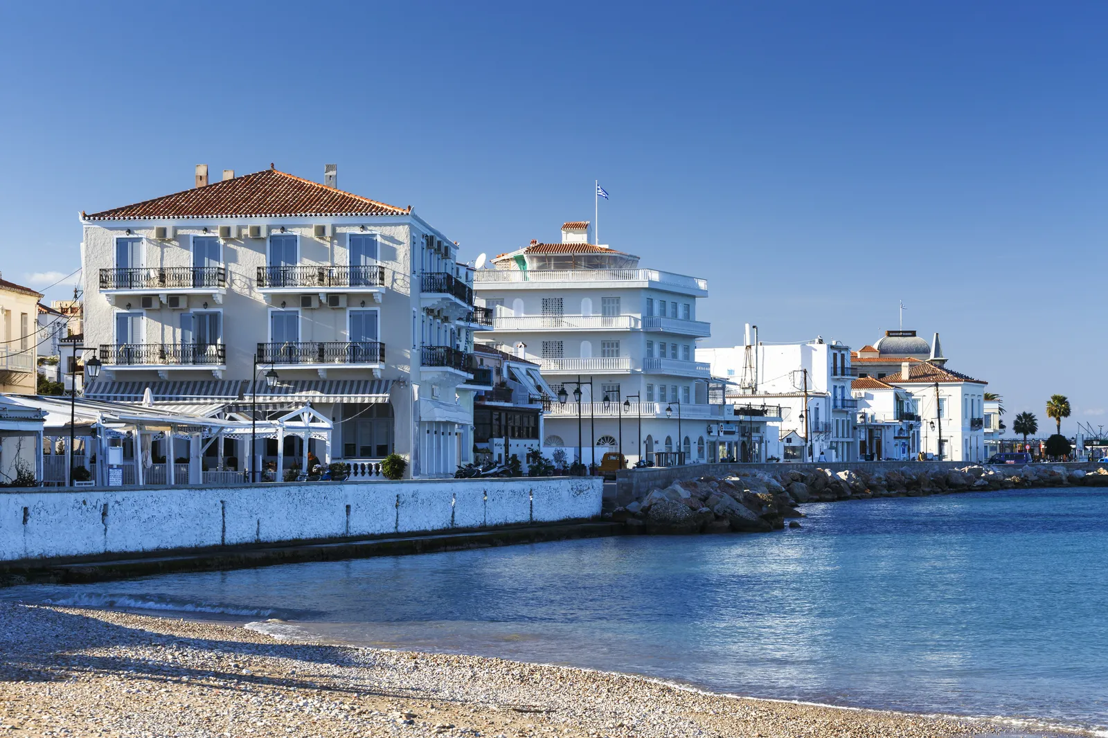 Leda and Will have dinner at restaurant scene in Lost Daughter