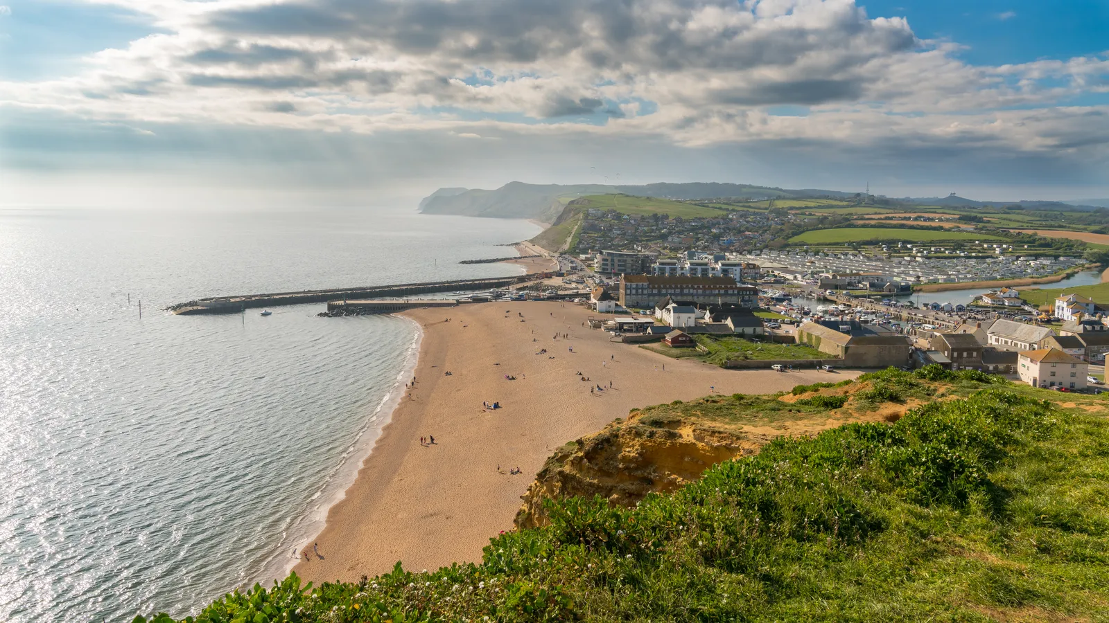 Lee Ashworth steals Hardy’s medical records scene in Broadchurch