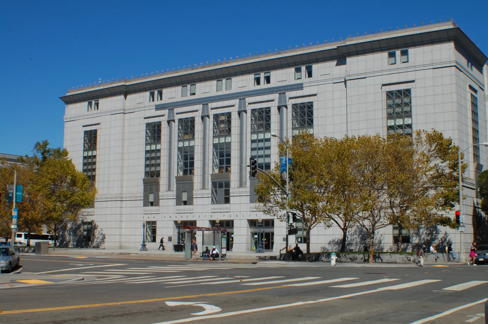 Seth and Maggie meet at the library scene in City of Angels