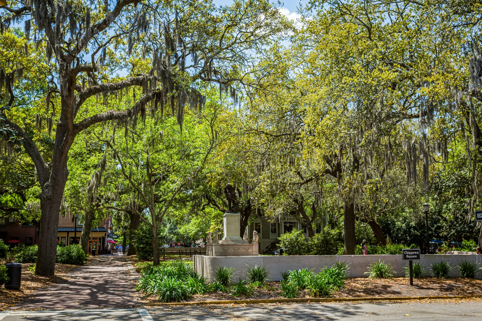 Forrest narrates his life story to strangers scene in Forrest Gump