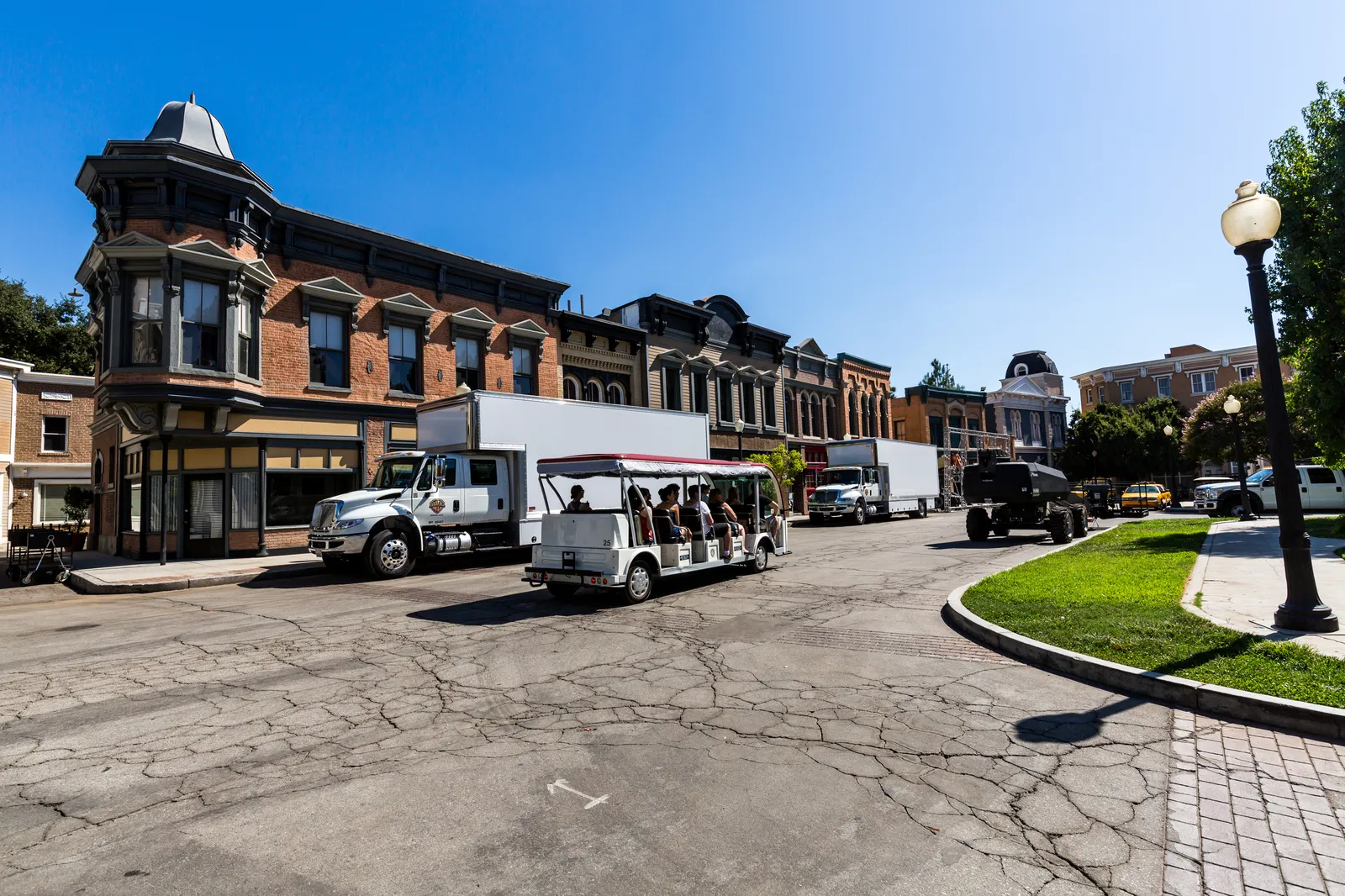 Hatton and Abbie finally get together scene in Dodge City