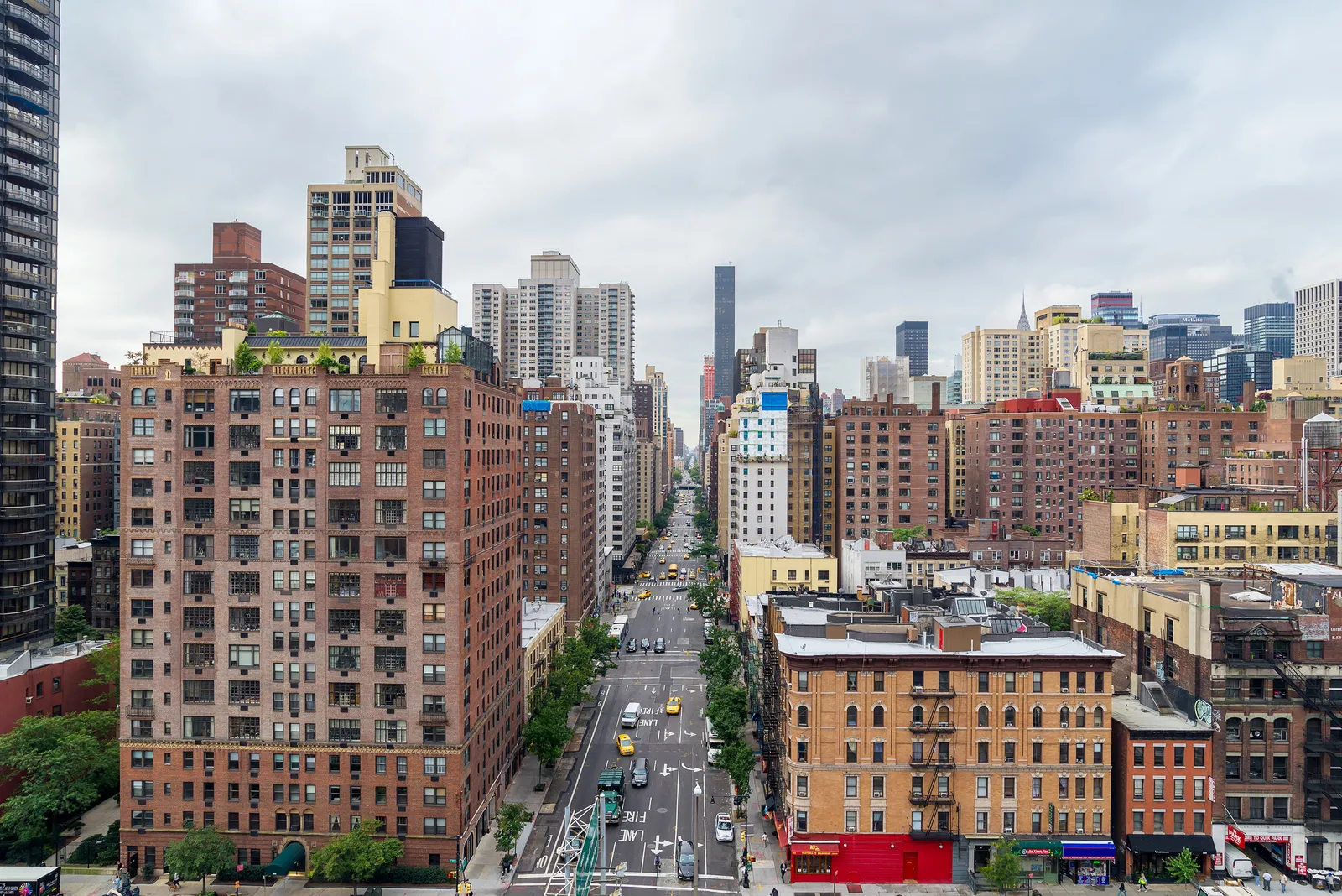 Tom Buchanan buys his mistress a puppy scene in The Great Gatsby