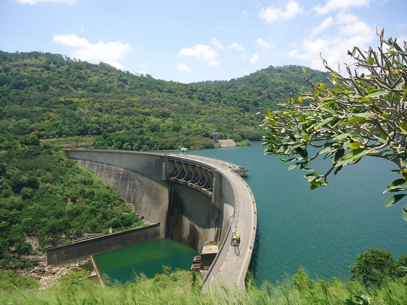 Indy threatens to drop stones while on rope bridge scene in Indiana Jones and the Temple of Doom
