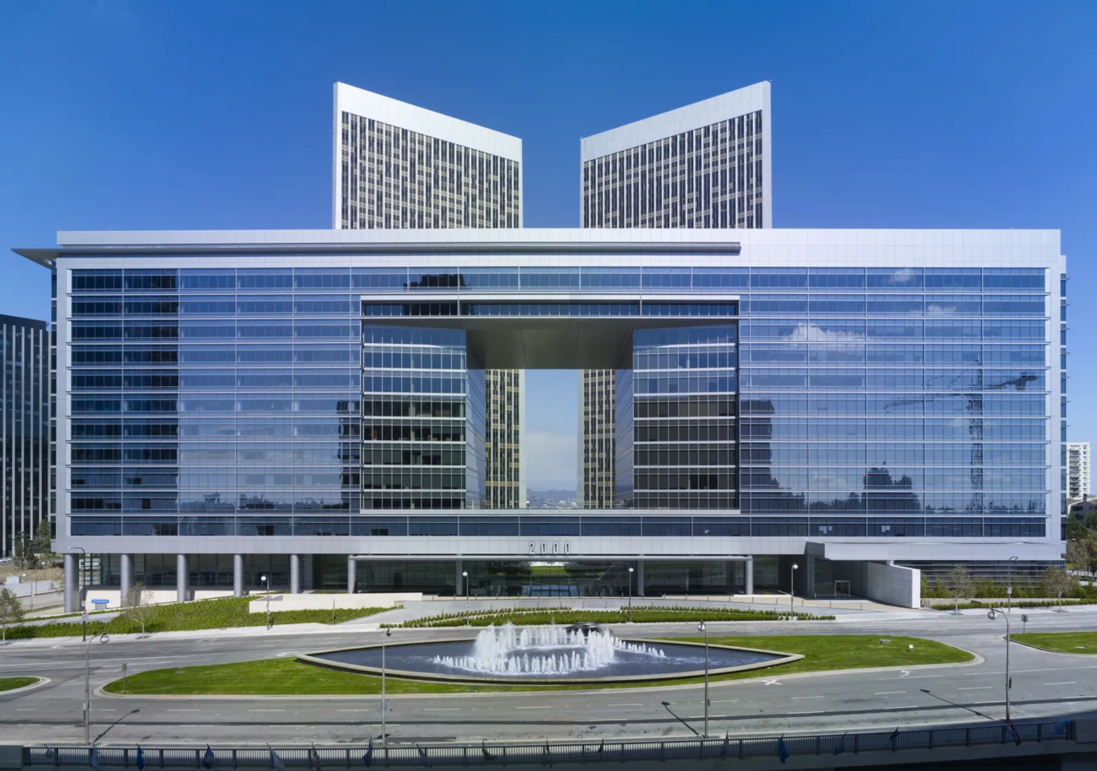 Mae and Mercer arguing about the death threats scene in The Circle