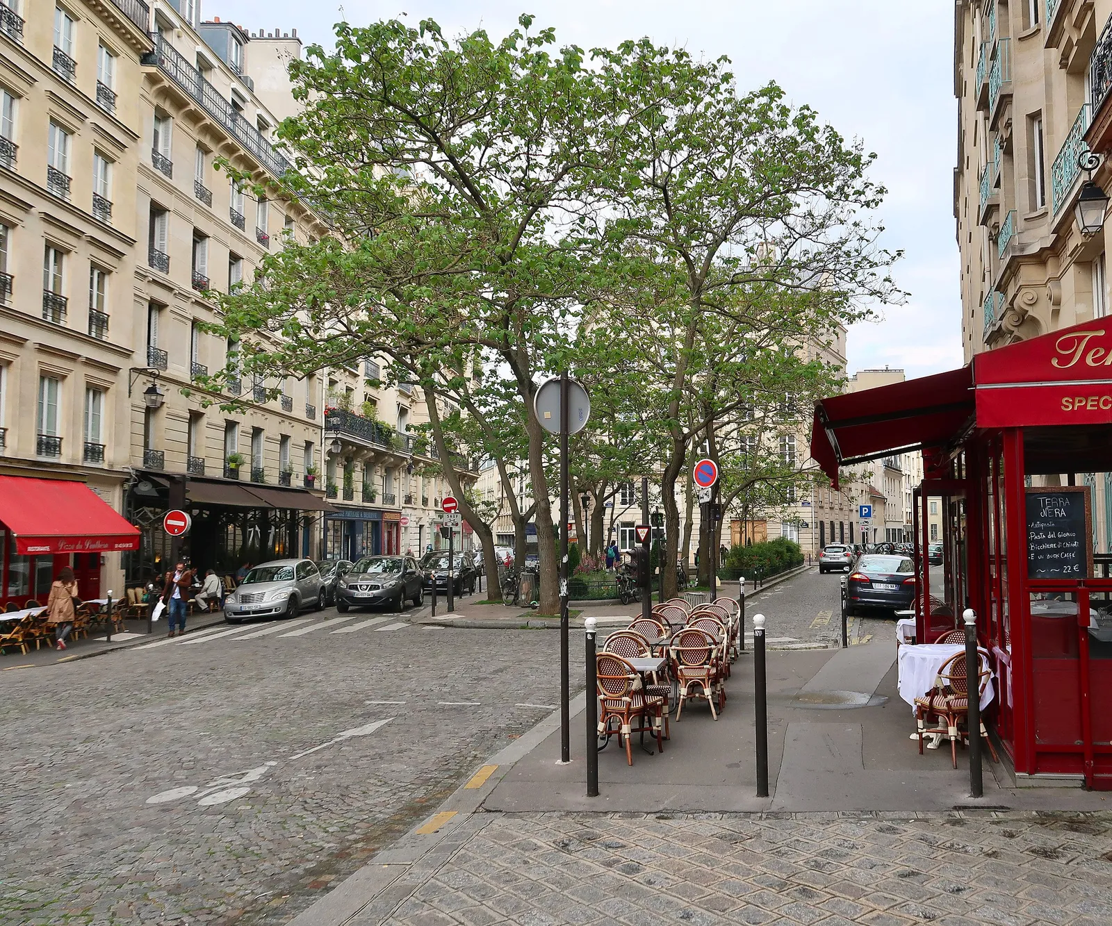 Emily tries to enter the wrong apartment scene in Emily in Paris