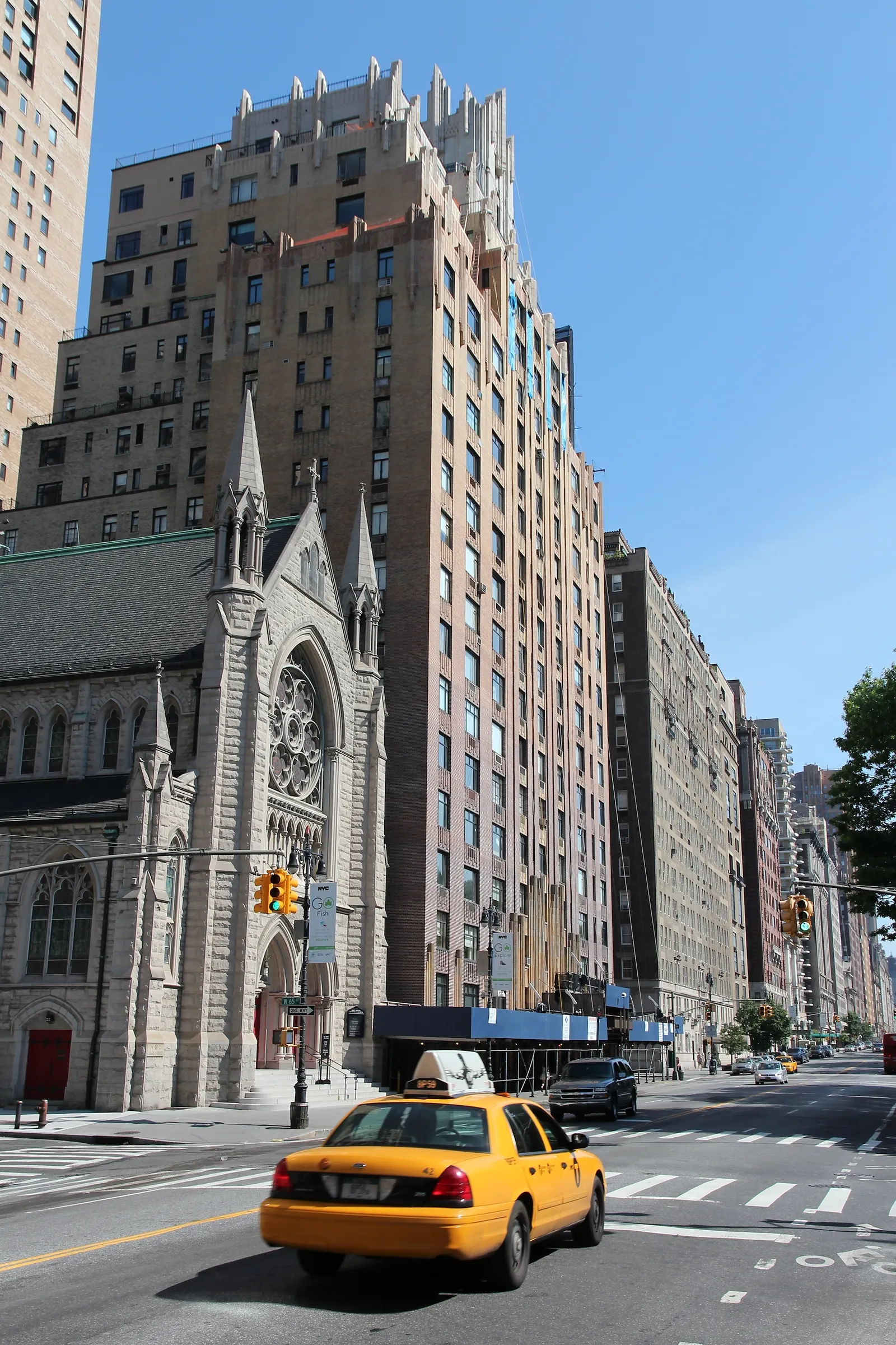 Dana experiences paranormal activity in her apartment scene in Ghostbuster