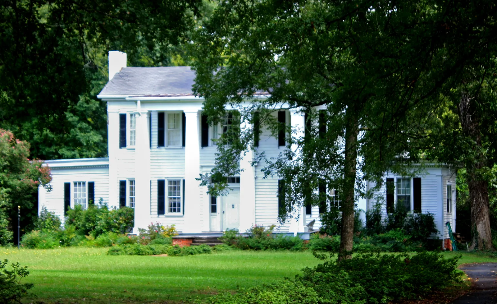 Elena and Damon attend house party scene in Vampire Diaries