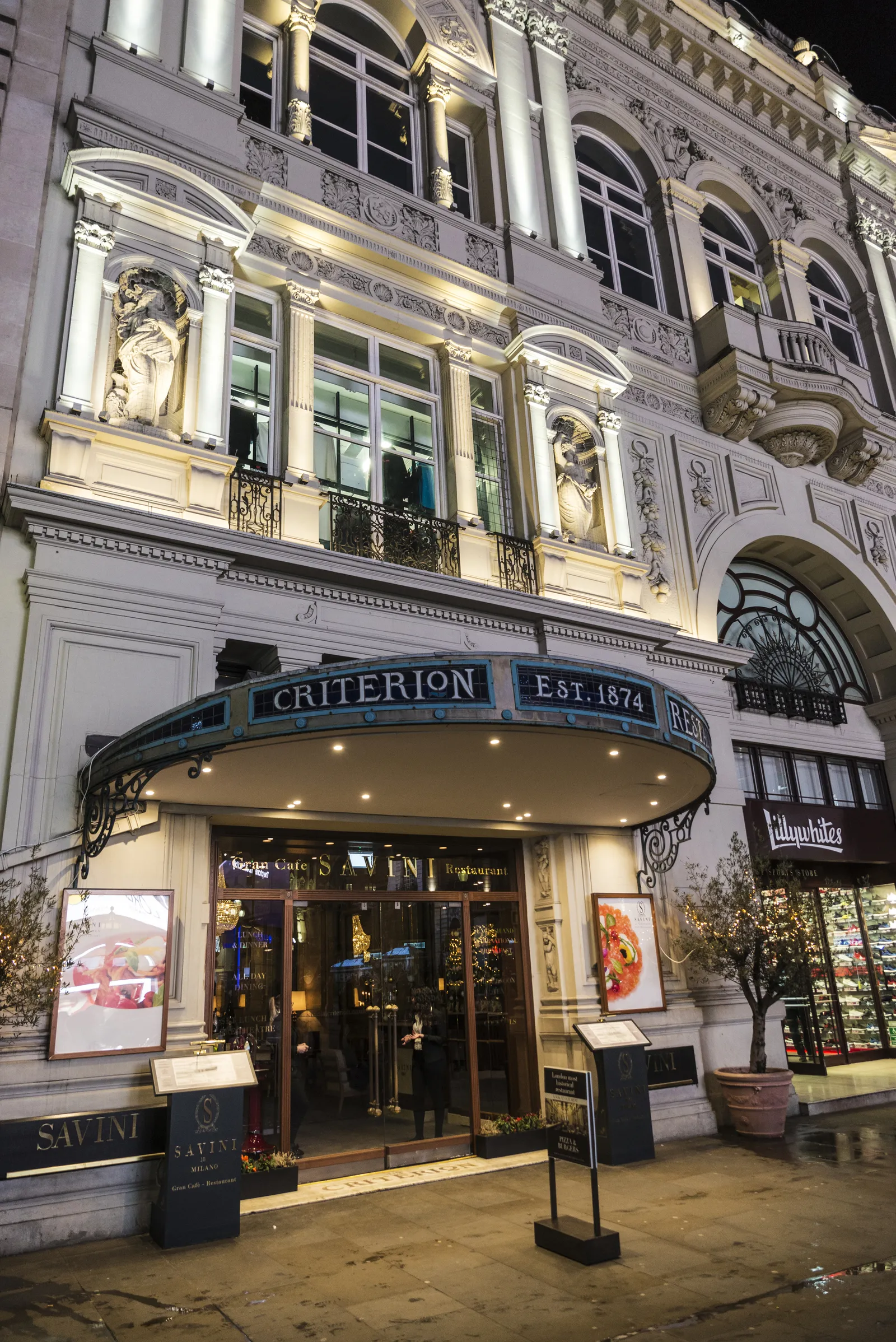 Bruce crashes Rachel and Harvey's dinner scene in The Dark Knight