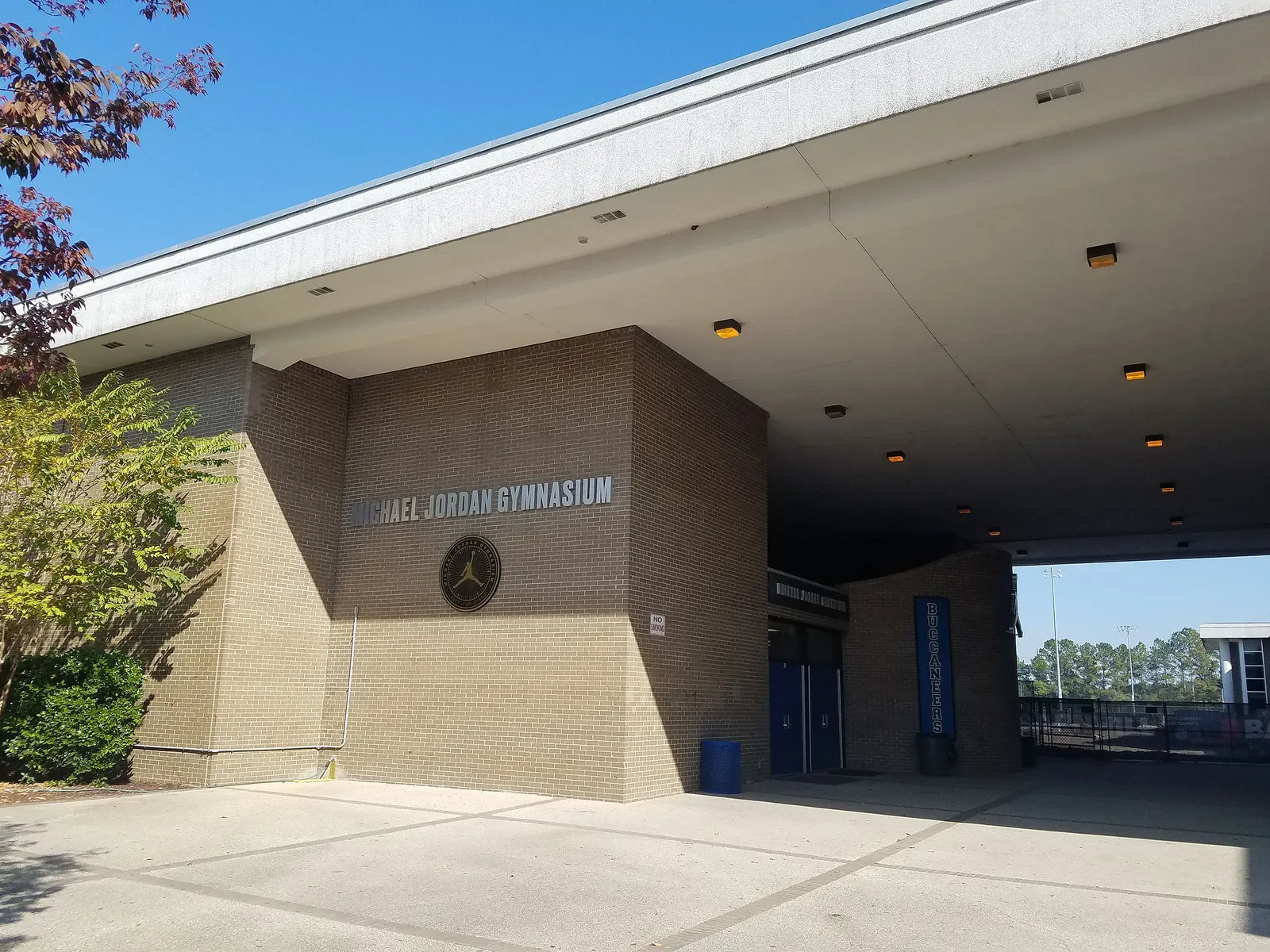 Lucas Scott and Peyton Sawyer at the basketball court scene in One Tree Hill