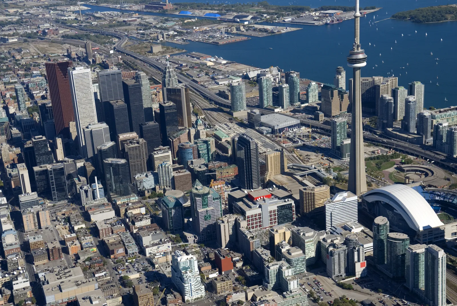 John hears the name 'Sara' everywhere scene in Serendipity