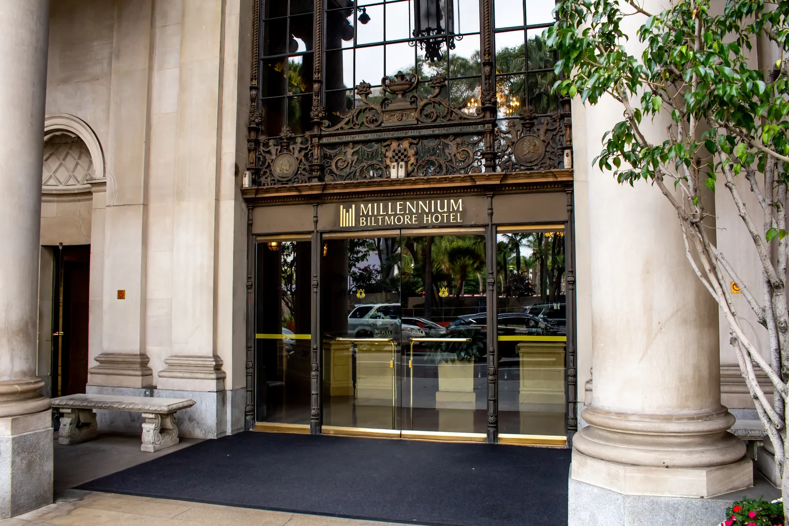 Restaurant end scene in Misery