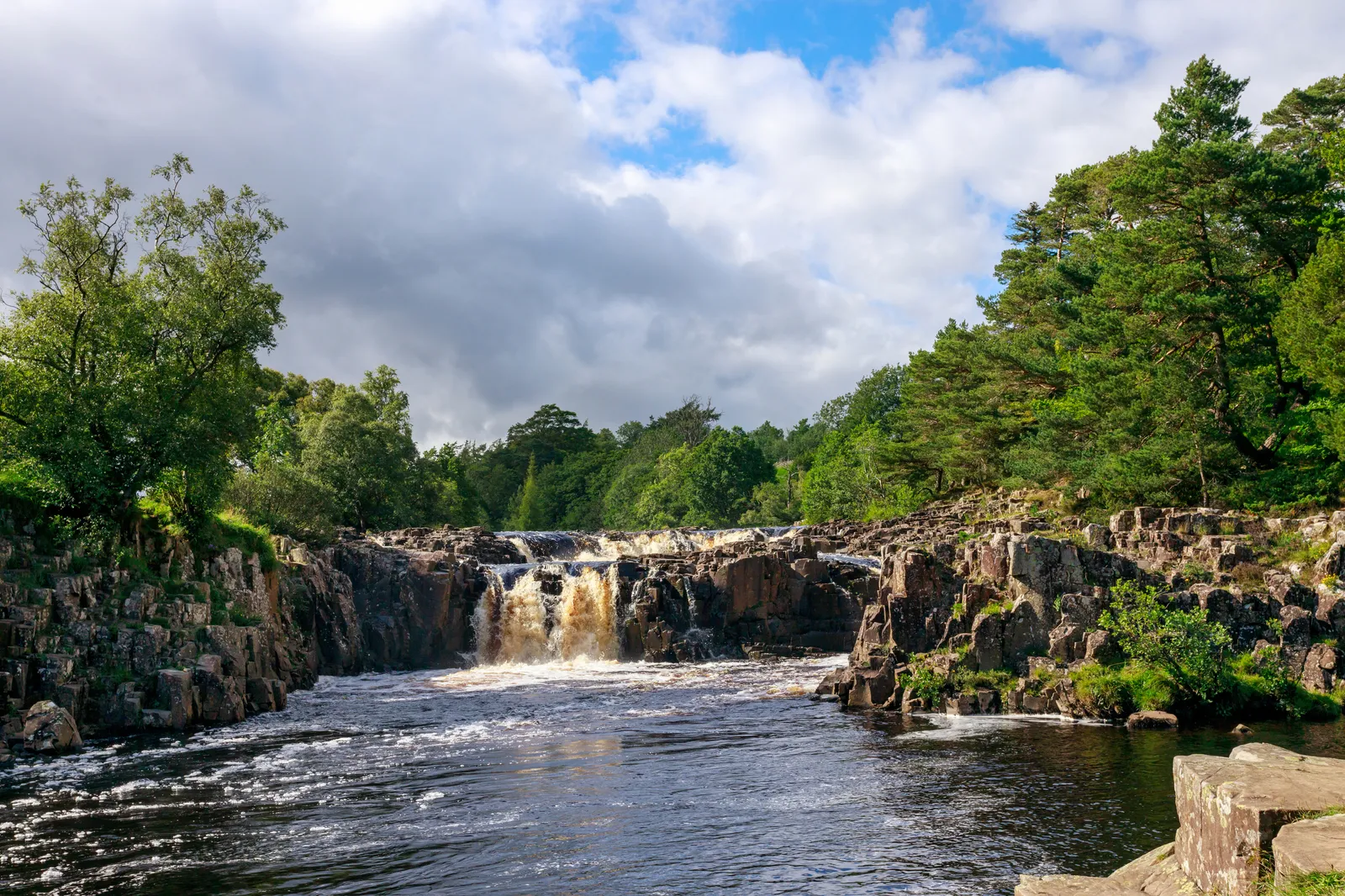 Yennefer and Ciri cross the broken bridge scene in The Witcher 