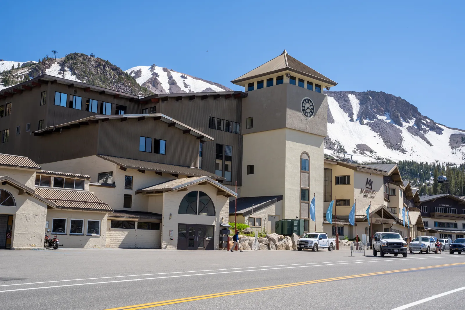 Indy, Willie, and Short Round forced to improvise an escape in Indiana Jones and the Temple of Doom